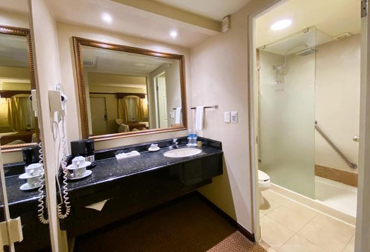 Hotel Safi Royal Luxury Centro Monterrey Exterior foto Bathroom of a hotel room