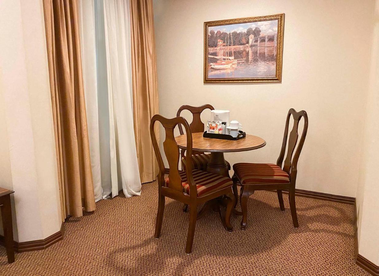 Hotel Safi Royal Luxury Centro Monterrey Exterior foto A table and chairs in a hotel room