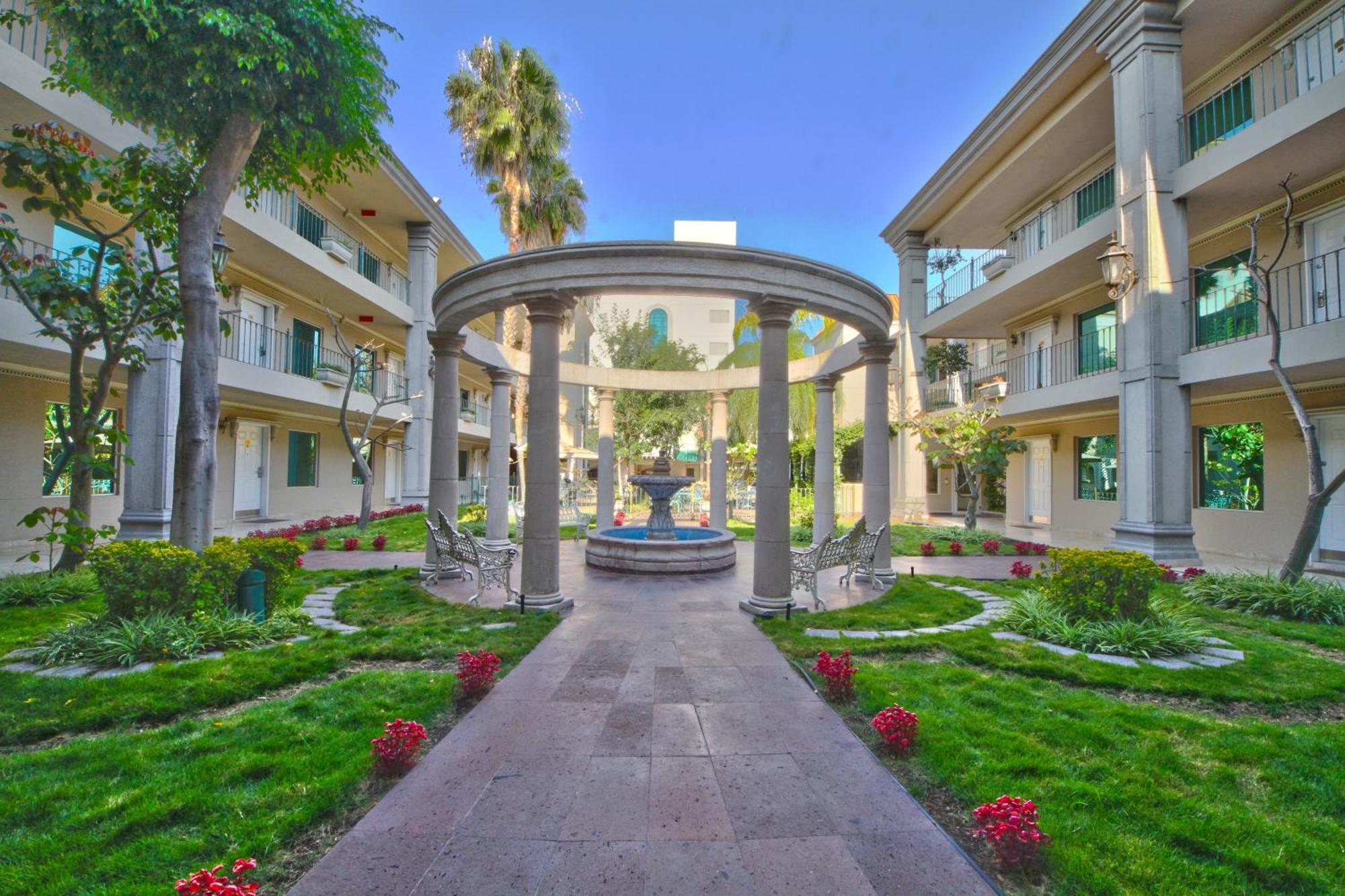 Hotel Safi Royal Luxury Centro Monterrey Exterior foto Fountain at the center of the complex