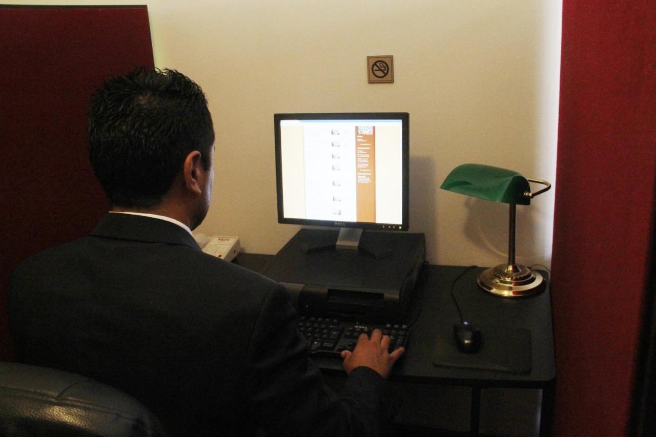 Hotel Safi Royal Luxury Centro Monterrey Exterior foto A person using a computer