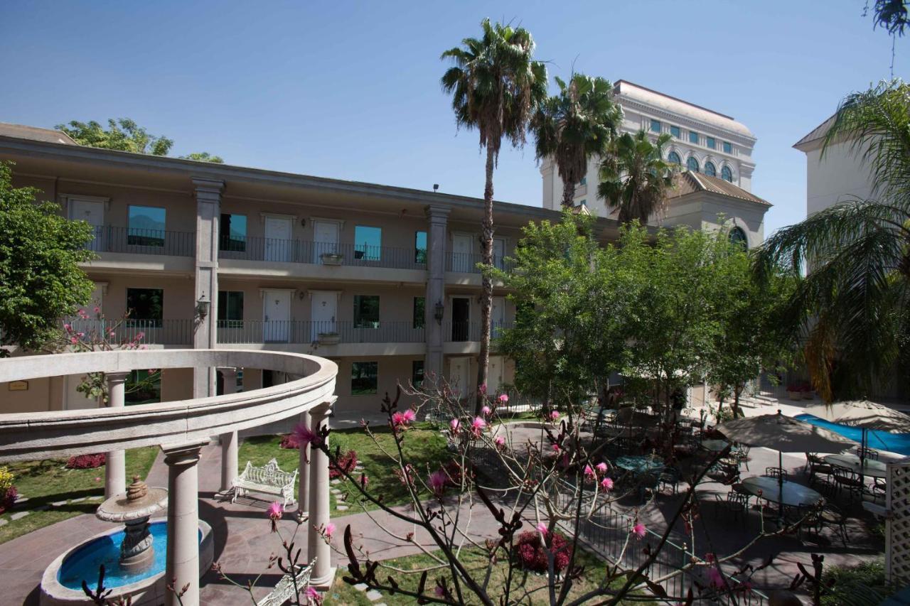 Hotel Safi Royal Luxury Centro Monterrey Exterior foto The courtyard at the hotel