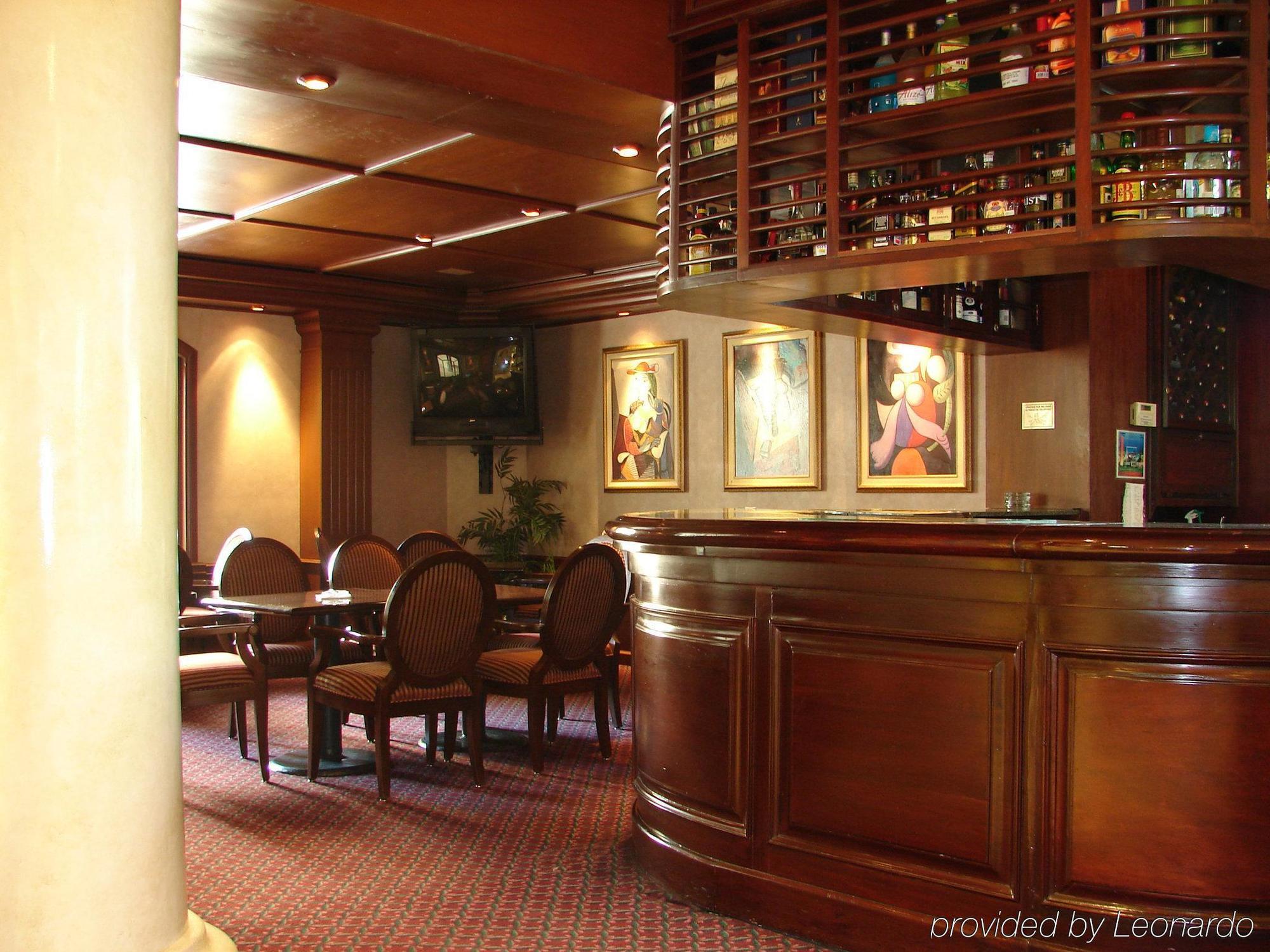Hotel Safi Royal Luxury Centro Monterrey Restaurant foto The bar at the 19th Century Club
