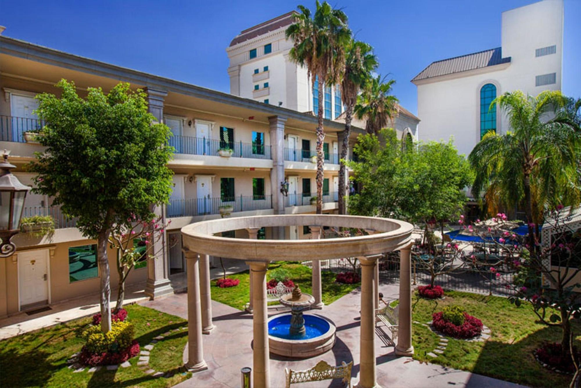 Hotel Safi Royal Luxury Centro Monterrey Exterior foto Fountain at the center of the campus