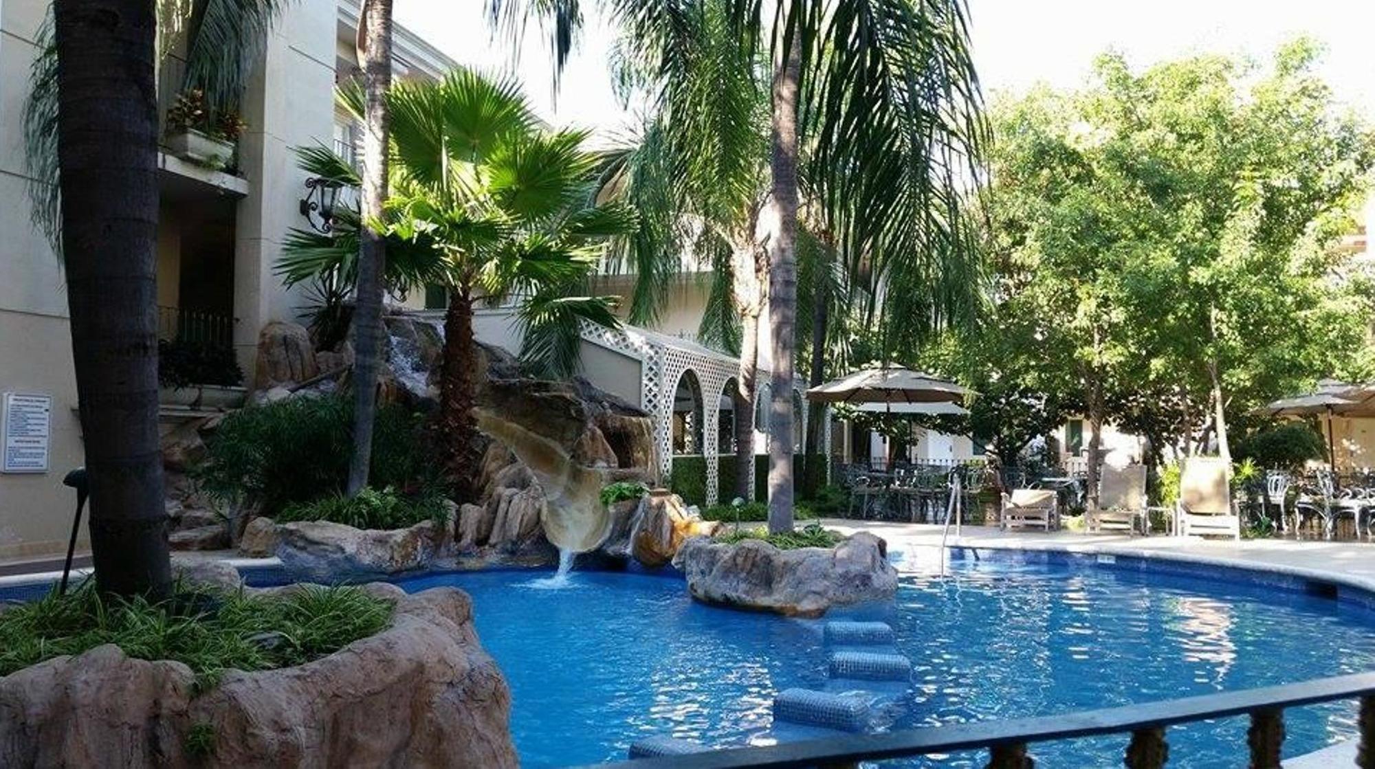 Hotel Safi Royal Luxury Centro Monterrey Exterior foto The pool at the hotel
