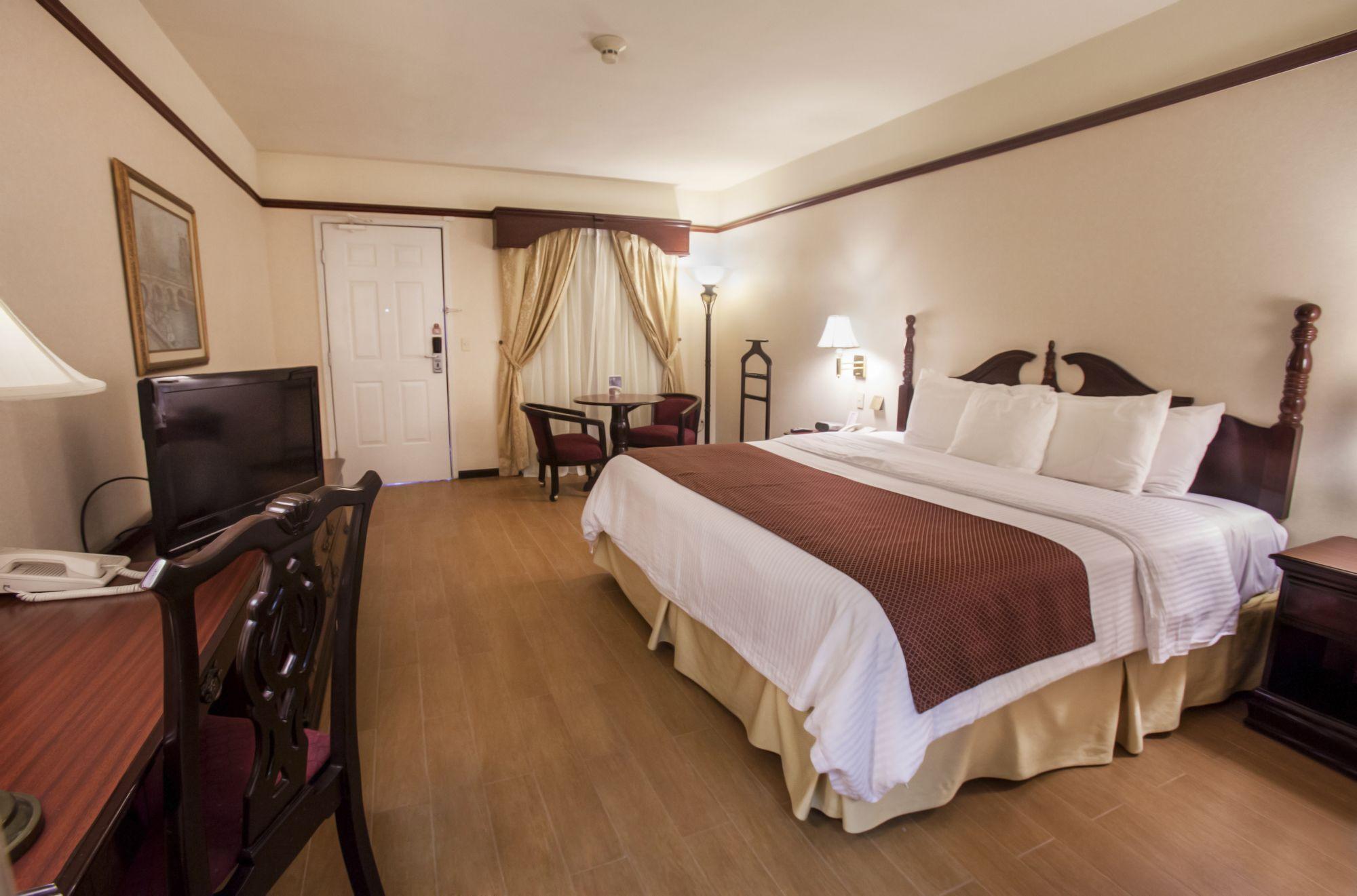 Hotel Safi Royal Luxury Centro Monterrey Exterior foto A room at the hotel