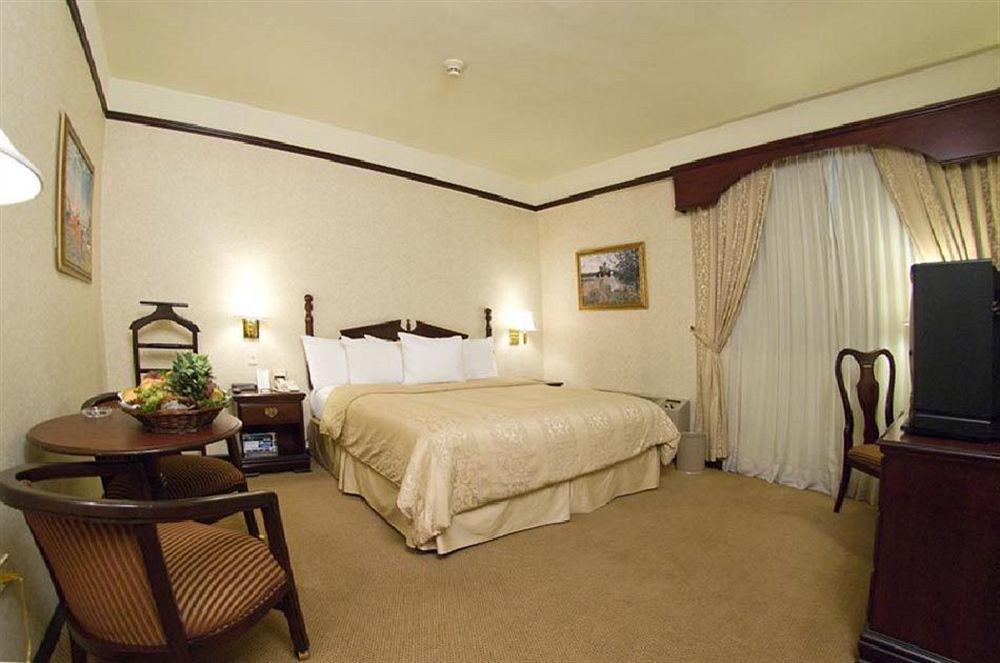 Hotel Safi Royal Luxury Centro Monterrey Exterior foto A room at the hotel